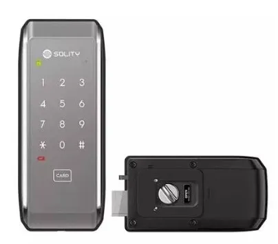 Solity 電子輔助鎖產品圖,左側為灰色外面板,印有 SOLITY 品牌標誌與密碼數字鍵盤、CARD 感應區,右側為黑色內面板,帶有手動解鎖旋鈕與鎖舌。